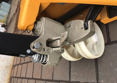 Ciężki ręczny wózek paletowy z pompą odlewniczą Żółty kolor Wysokość podnoszenia 200 mm